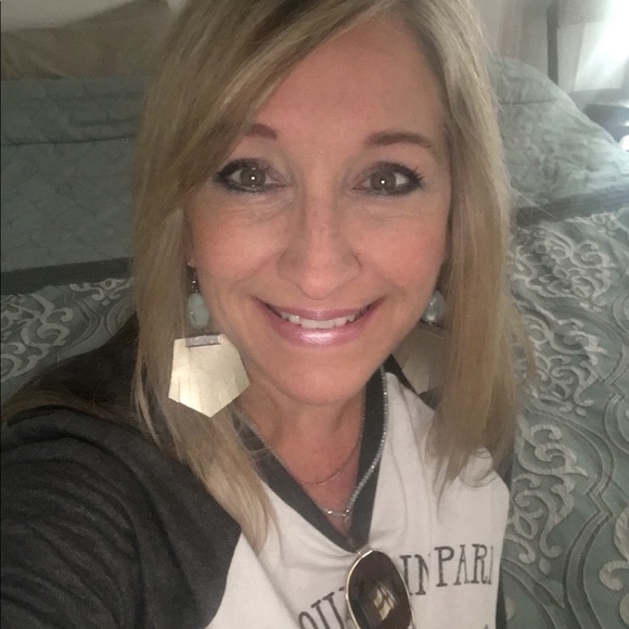 Meet your Posher, Bobbi - Picture 1 of 7